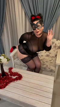 Madrastra con un gran culo baila y seduce con su plug anal en el culo