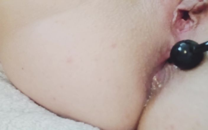 WildFlawiii: Minha esposa fez enema aquático e brinca com contas anais...