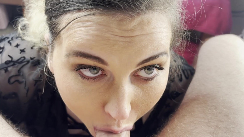 MissFFW: 汚らわしい娼婦が、精液を使った乱暴なフェラチオをセックスする