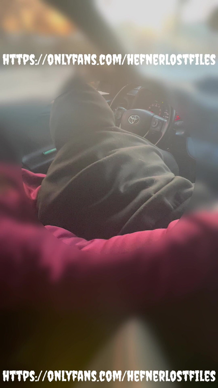 PlayboyHef: Bom rabo chupando pau enquanto carros dirigem passe