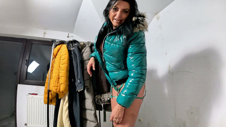 MilfyCalla: Fetish downjacket berkilat mengusik