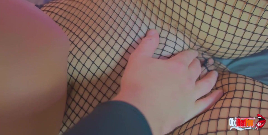 OlxRedFox: 诱人且有趣的年轻黑发女郎和幸运的男人一起观看色情片