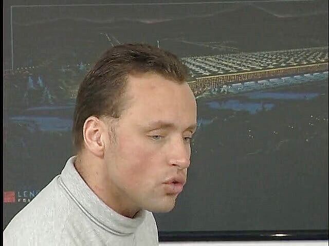 Lucky Cooch: 딜도를 타고 공을 핥는 동안 스타킹을 신은 거유 갈색 머리