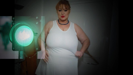 Samantha 38G: 红绿灯撸管指挥游戏与萨曼莎