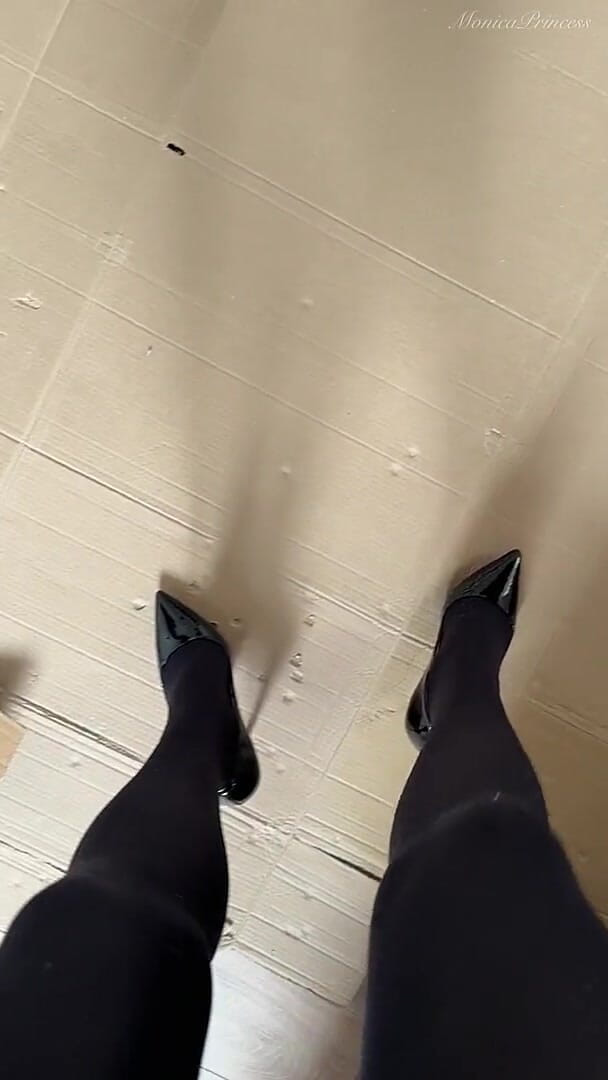 Princess Monica: Giantess Crushing in Pantyhose and High Heels