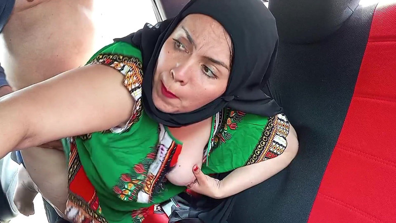BBW Kelly Mom: Une Indienne En Hijab Se Fait Baiser Dans Une Voiture