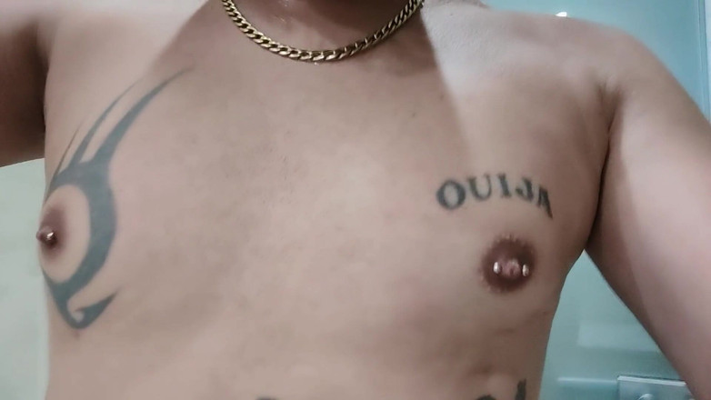 Idmir Sugary: Mostrando seni tatuati e capezzoli con piercing - Seni stringi e...