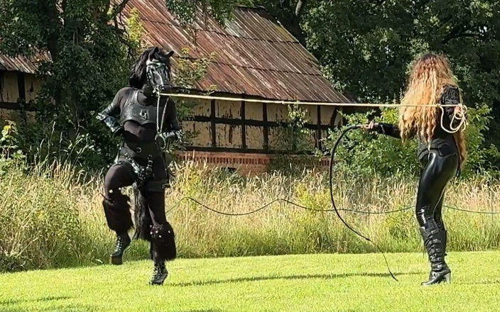 Dominatrix Frida: Pet play träning löpning i cirklar (188)