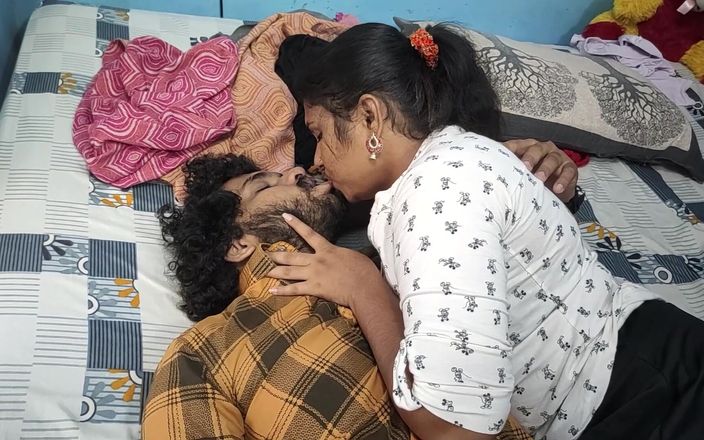 Vaishnavysharunraj: Lang lipslot met stiefzus in de slaapkamer
