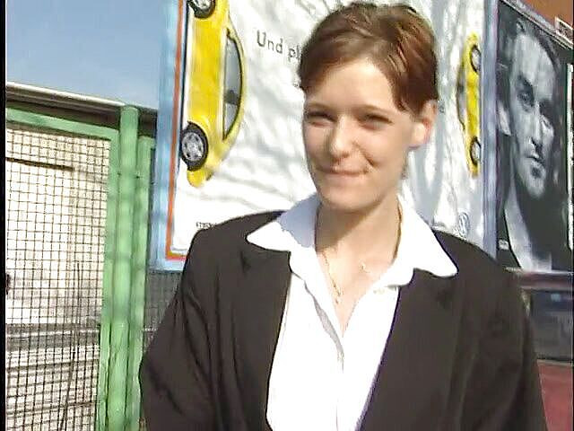 Lucky Cooch: Menina morena na entrevista ao ar livre