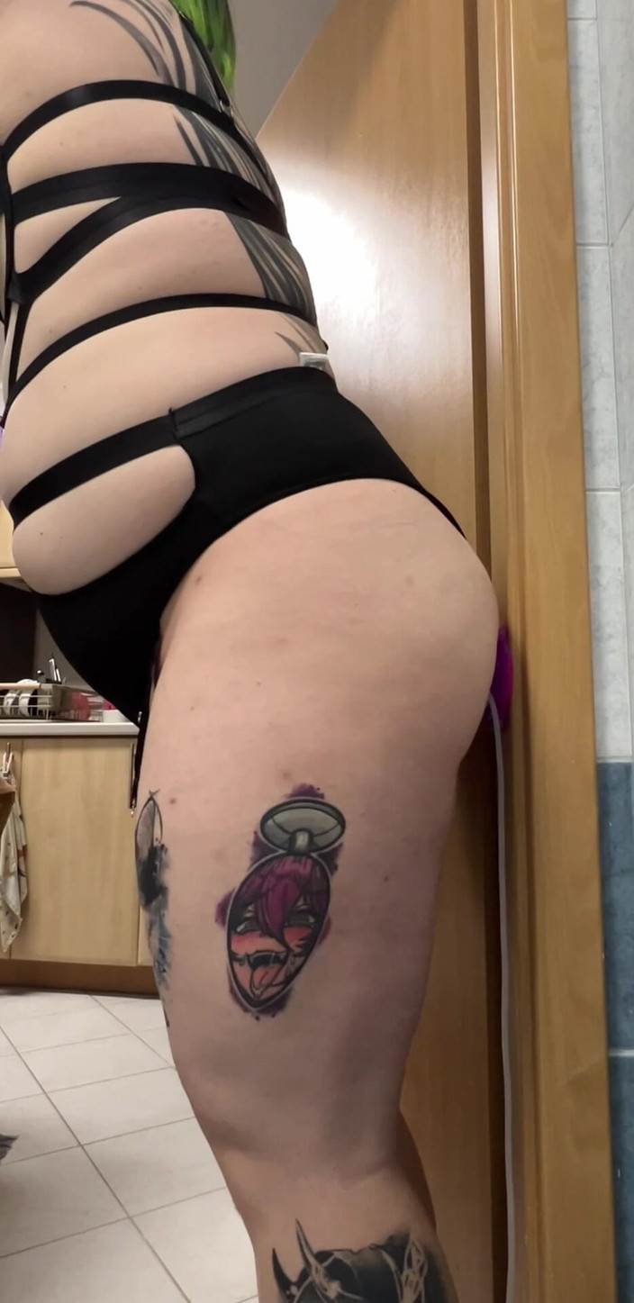 Feelingharmony: Cewek sange ini ngentot dildo ukuran XL