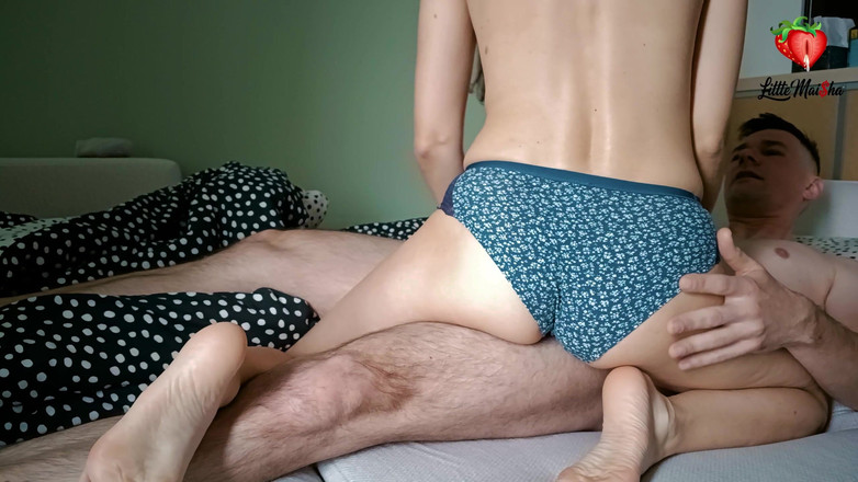 LittleMaisha: Una mora arrapata con gli occhiali vuole succhiare il cazzo....