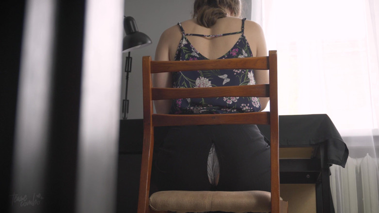 Teasecombo 4K: Guardando l'arrapante segretaria lavorare in pantaloni strappati