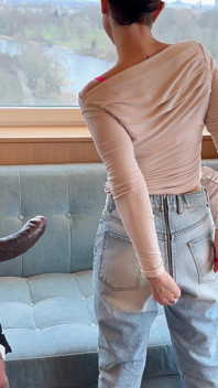 Lucys London-Abenteuer: BBC Kuss, halsfick blowjob und stehender Sofa-sex mit einfachem Zugang zu Jeans