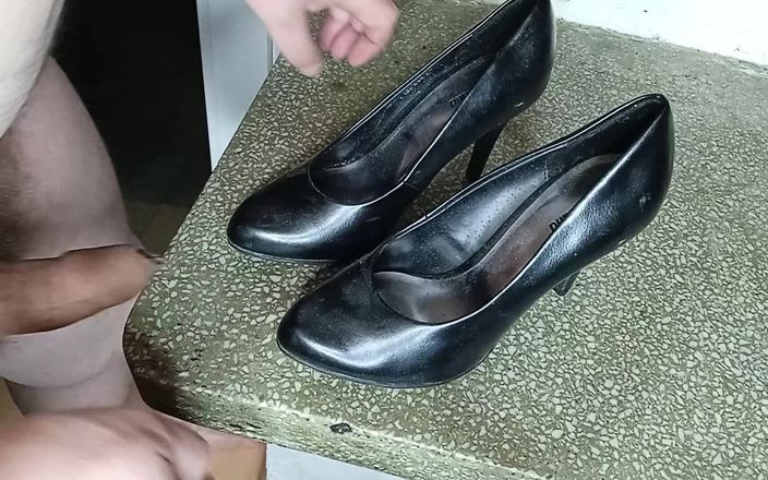 AdultGameplays: Masturbação e porra no salto alto