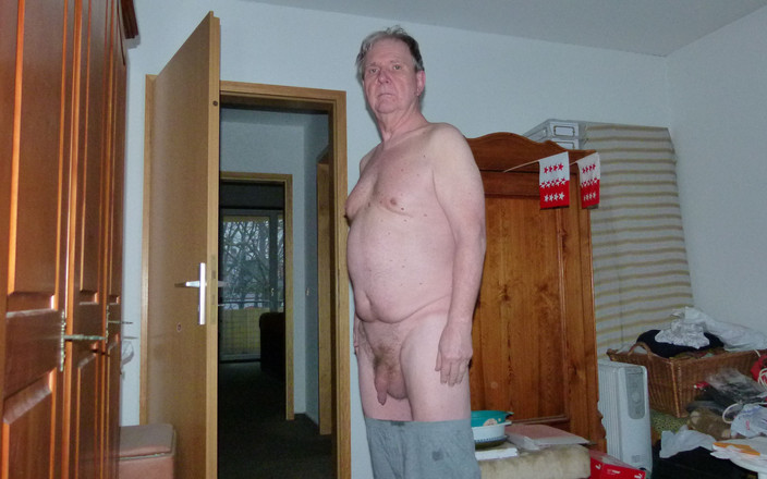 Andi Geil: Proberen zich af te trekken op een hotelbed