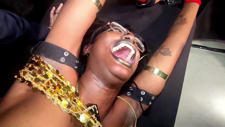 BleuFetish Tickling: 갱 간지럼이 있는 동안 Exxxotica에서 Mercy 2x를 구걸하는 현실 뱀파이어 Aki Kim &amp; Jay
