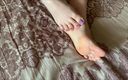 Gloria Gimson: Chica sola acaricia su pie con pedicura