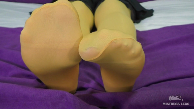 Mistress Legs: Meesteres plaagt in gele nylons