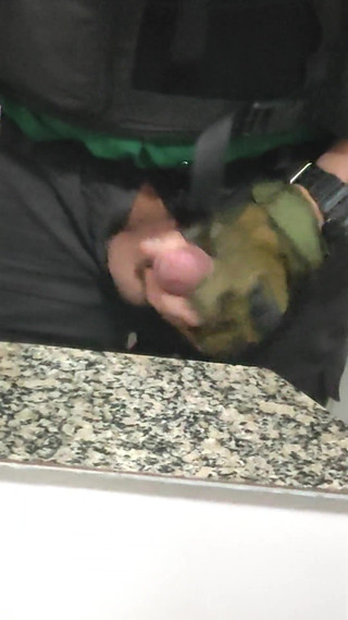 Guivideos: Masturbace ejakulace v armádě