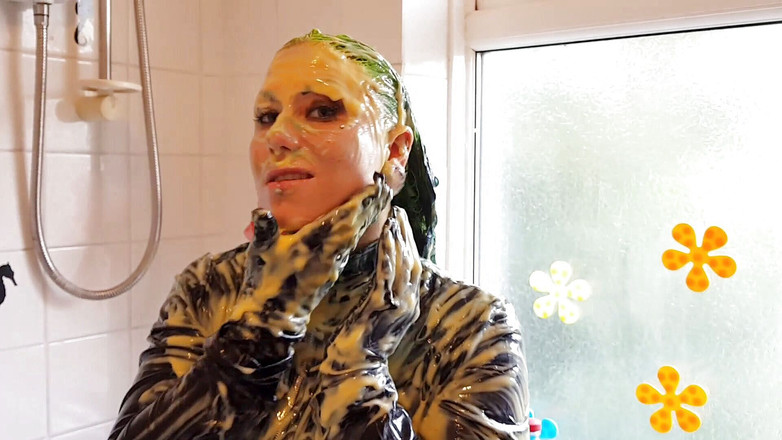 Tattooed Milfy Mama: Islak ve dağınık kremalı catsuit