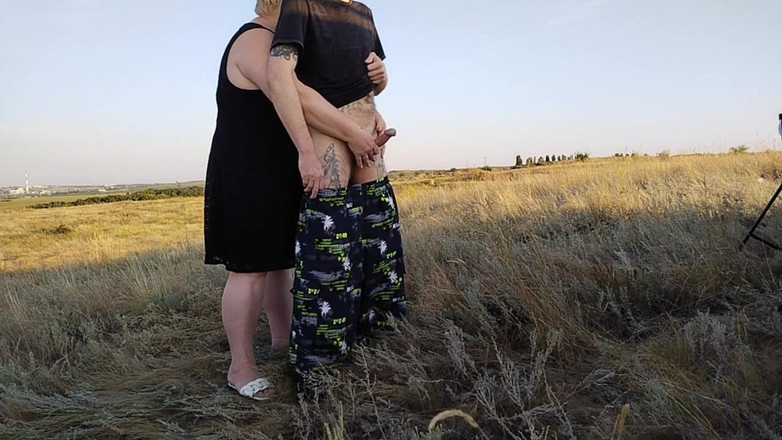 Zona901: Une grosse cougar tient ma bite pendant que je fais...