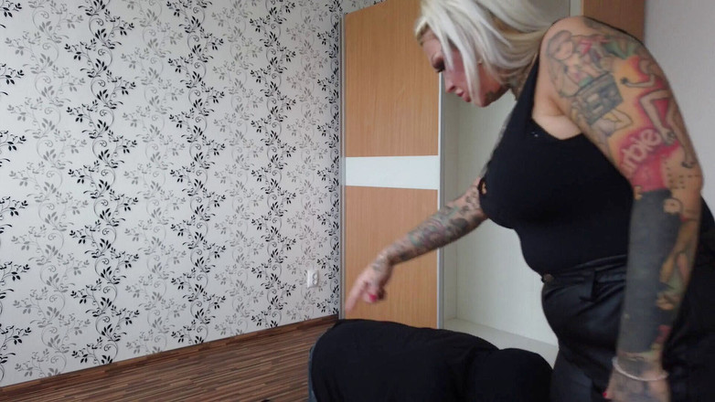 Fetish videos by Alex: Hamba kaki dari almari pakaian