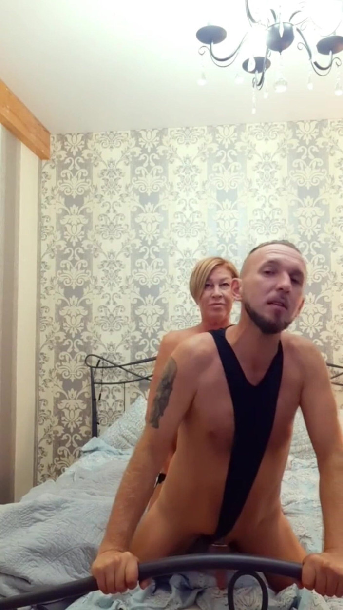 Crazyfamily 1970: 继母每天都操我