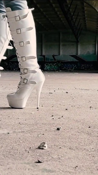 Caminando y provocando en mis botas blancas - partes 1 y 2