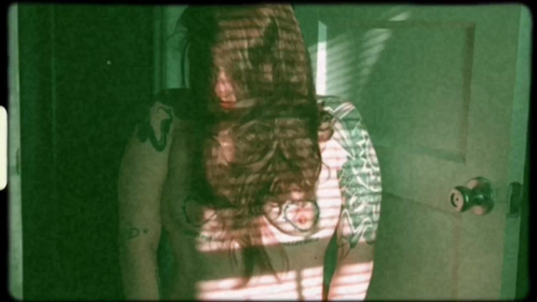 Freshie juice: विशालकाय सुन्दर औरत घर पर अकेली