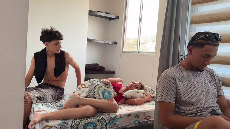 katyJay: Üvey oğlumun beni zengin götten sikebilmesi için kocamın dikkati dağılıyor...