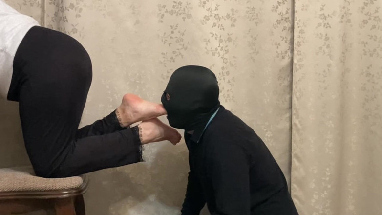 Niki studio: Elle ignore son esclave des pieds - adoration des pieds