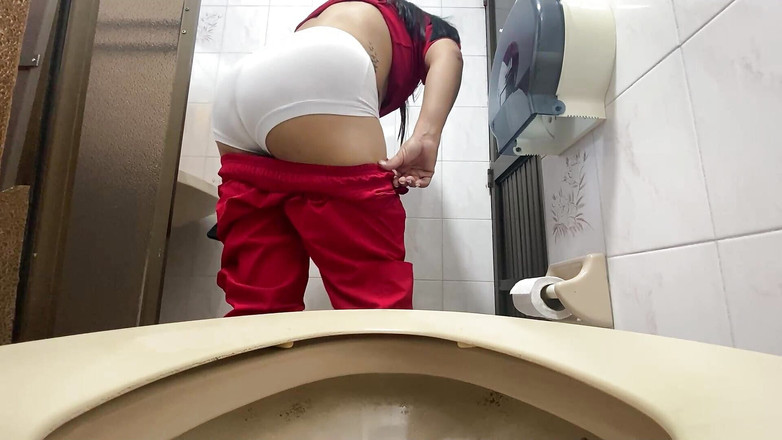 irina69star: 공공 화장실에서 간호사 오줌을 포착하는 카메라