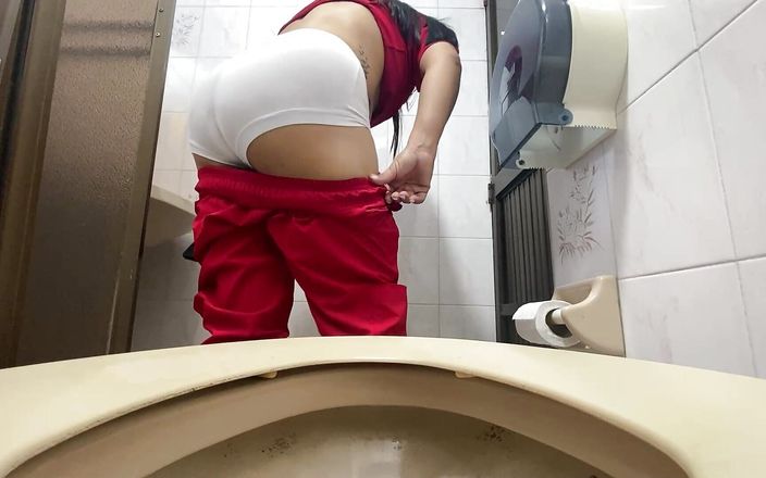 irina69star: Camera cattura l'infermiera che piscia in un bagno pubblico