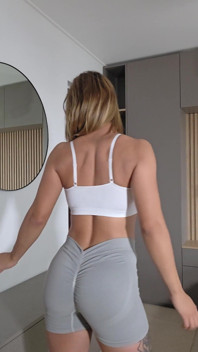 Ik probeer veel nieuwe kleding om ze te laten zien. Vind je het leuk hoe ik eruitzie?