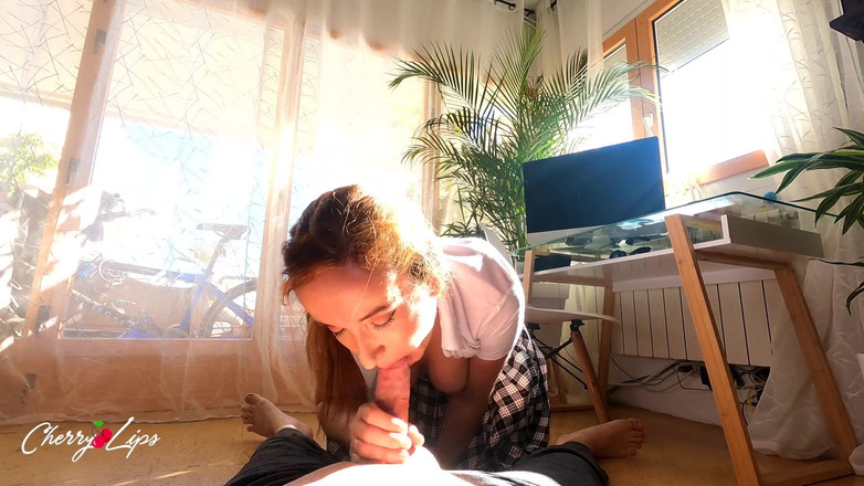 Cherry Lips: スペイン語は、彼が隣人のコックを吸っている方法について彼女の夫に電話でJOIを作ります