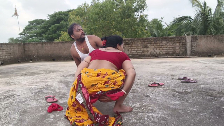 Sona bhabhi: Een mooie Indische Bengaalse Bhabhi geweldige seks op het dak...
