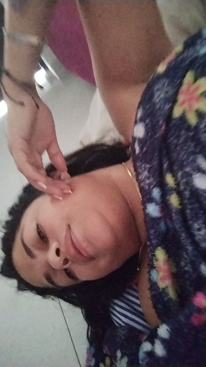 AngyAmazon: Cuckold manlief neukt me in de woonkamer nadat zijn vriend...