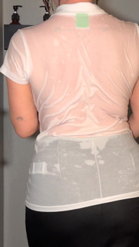 Donna d'affari seria in camicia polo bianca e abito da ufficio con Fun_short doccia - Projectfundiary