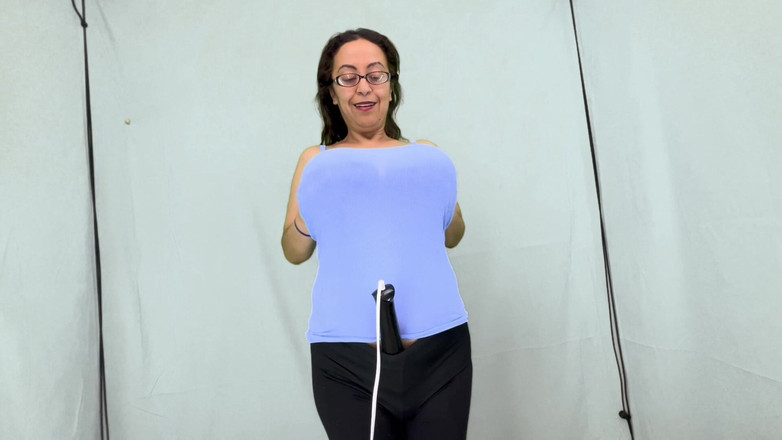 VeeVee Vixen: Dildo w moich spodniach, podczas gdy wiązałem cycki pod koszule