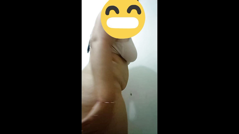 Jaky2023: Tôi chơi với âm hộ của tôi trong phòng tắm