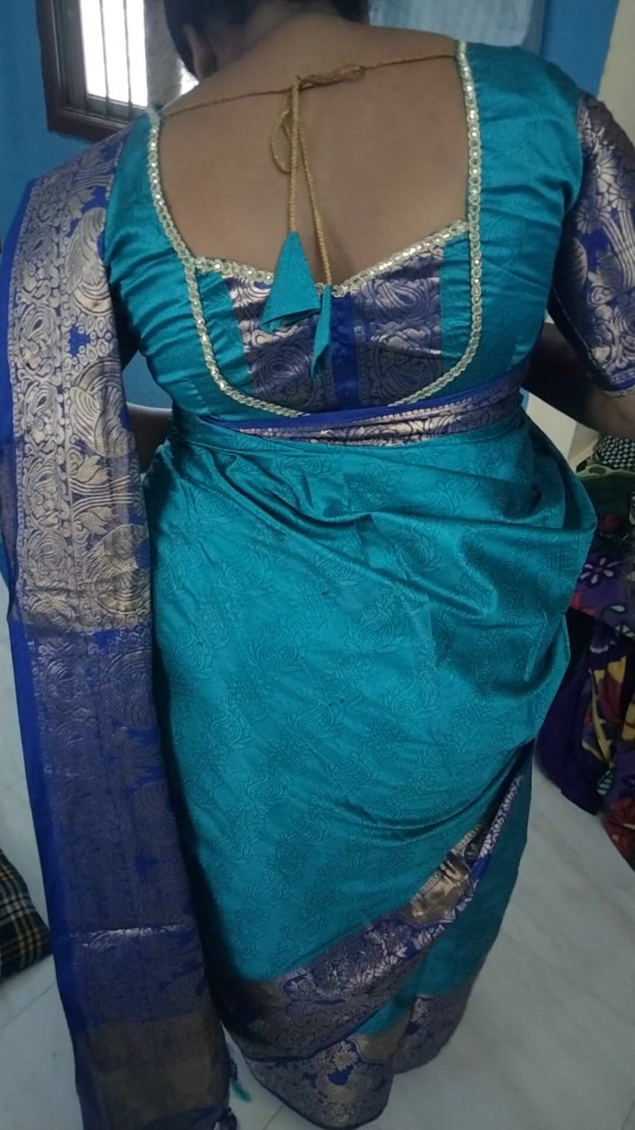 Tamil lesbian: ホットサリーを身に着けている