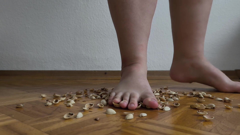 Your QueenXoXo: 130kg Woman Walking on Pistachio Shells - Crunching Sounds