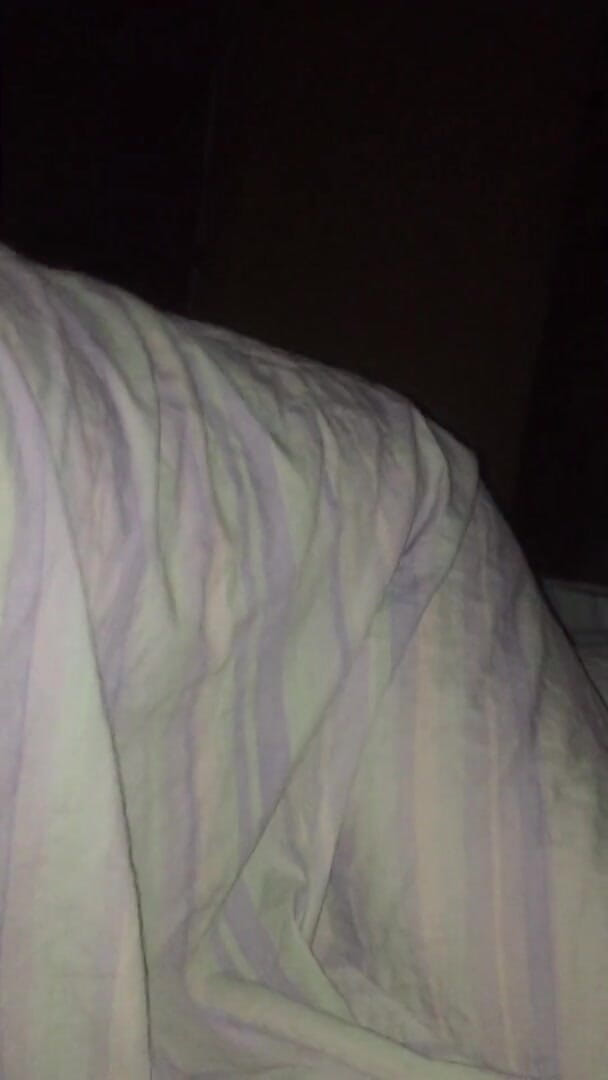 Andromeda89: 我的嫂子悄悄地从我的房间逃到我的鸡巴上，这样就没有人发现我卸货了