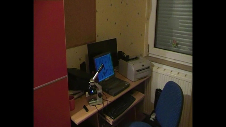 Mark Hannes: Sexdoll中出站着自慰，在显微下用精子自慰