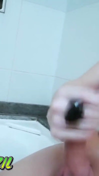 Blonde Shemale nass in der Badewanne