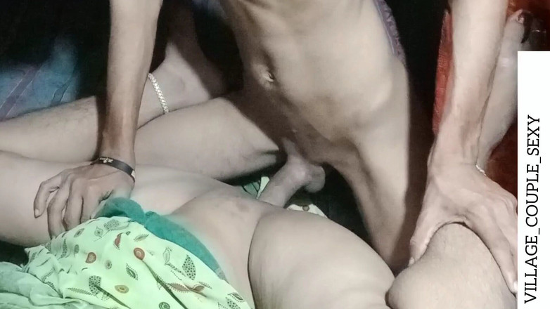 Village sexy couple Video: Después de encontrar a la cuñada sola, el cuñado la...