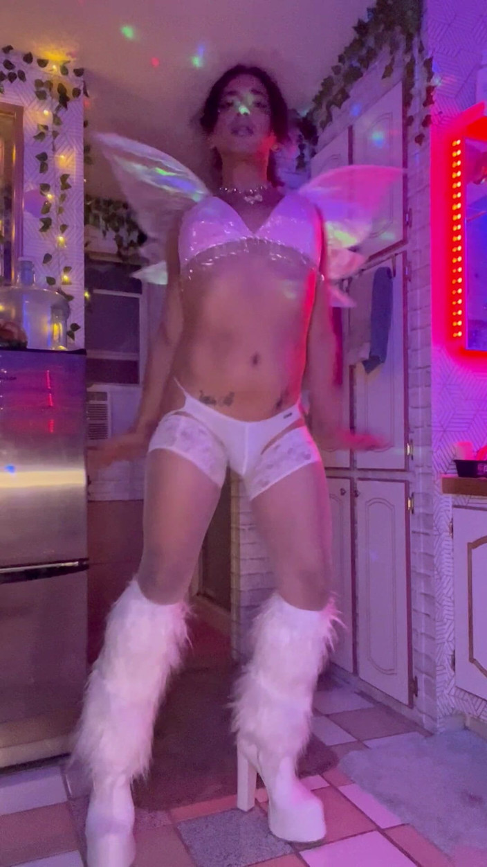 TSJade95: Gift, striptease-tanz