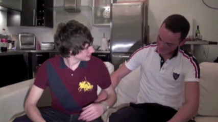 Crunch Boy: Twink geneukt door 2 top