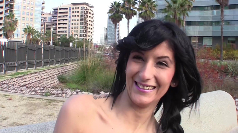 Reality Babes: Tetovaná brunetka bušila do své nedbalé díry